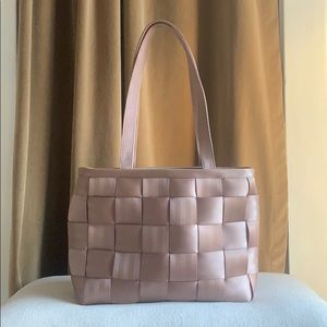 Harvey’s seatbelt bag